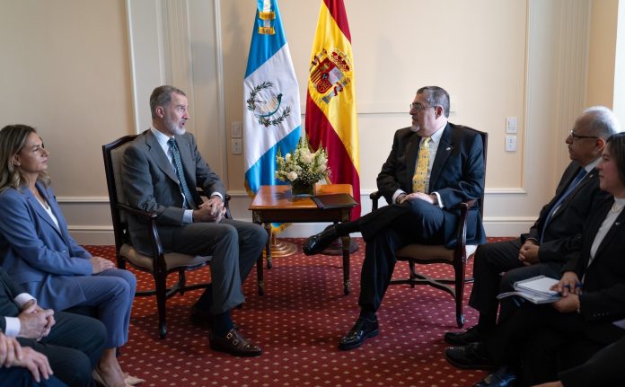 Presidente electo acompañado del rey de España