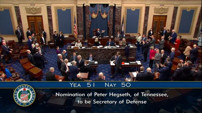 La imagen muestra el total de votos después de que el vicepresidente JD Vance emitió el voto de desempate para confirmar a Pete Hegseth en el cargo de secretario de Defensa. Crédito: Televisión del Senado | AP