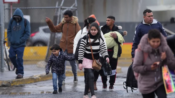 Migrantes que buscan asilo salen de una oficina de inmigración después que sus reuniones fueron canceladas y fueron rechazados, el 20 de enero de 2025, en Matamoros, México. Crédito: Eric Gay | AP