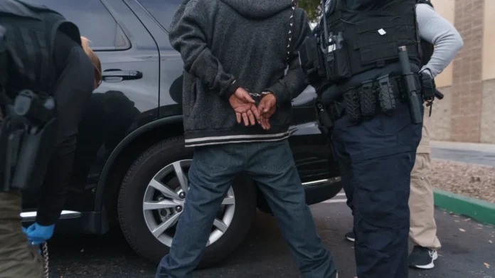 La medida Laken Riley autoriza a la policía a detener a indocumentados bajo sospecha de cometer delitos menores. Crédito: Damian Dovarganes | AP