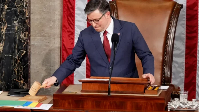 El presidente de la Cámara, Mike Johnson, dice que los republicanos se unirán en torno a un solo plan de presupuesto Crédito: Scott Applewhite | AP