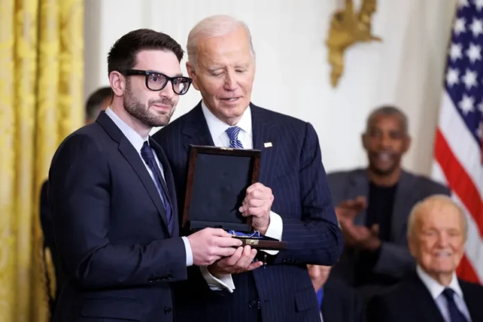 El presidente Joe Biden condecoró con la Medalla Presidencial de la Libertad a George Soros, a la exsecretaria de Estado, la demòcrata Hillary Clinton y a otras 17 personas. Alexander Soros acudió a recibir el premio. AFP