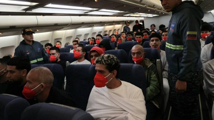 Un avión de Conviasa con 178 inmigrantes deportados a bordo aterrizó en Venezuela en medio de las tensiones entre el presidente Donald Trump y el gobernante Nicolás Maduro. Canal de Telegram Read more at: https://www.elnuevoherald.com/noticias/acceso-miami/asuntos-legales/article303072879.html#storylink=cpy