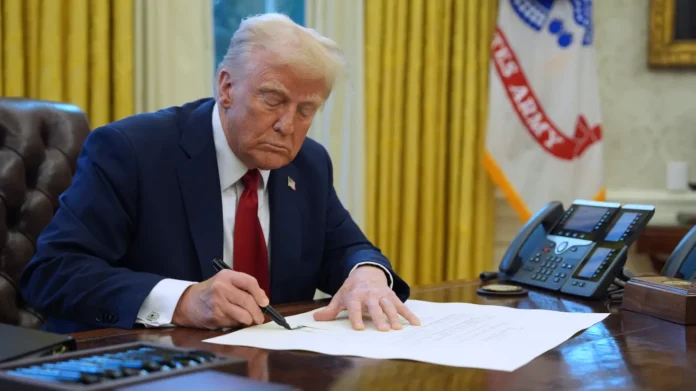 El presidente Trump acusa a Canadá y México de permitir la entrada de droga en Estados Unidos. Crédito: Evan Vucci | AP