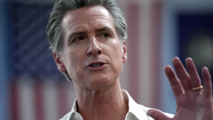 Gavin Newsom parece ir en contra del pensamiento de los líderes actuales demócratas. Crédito: Steven Senne | AP