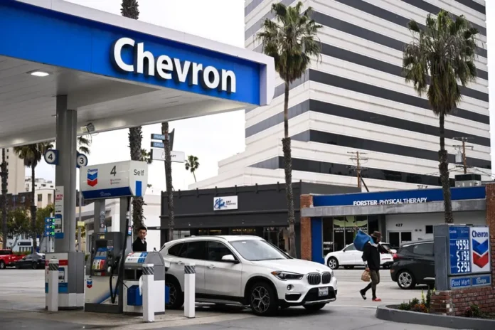 Una gasolinera propiedad de Chevron en Santa Monica, California. PATRICK T. FALLON/ AFP