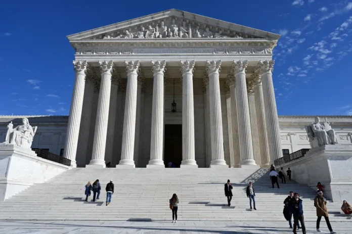 Varias personas en la escalinata de la sede de la Corte Suprema de EEUU en Washington. DANIEL SLIM / AFP