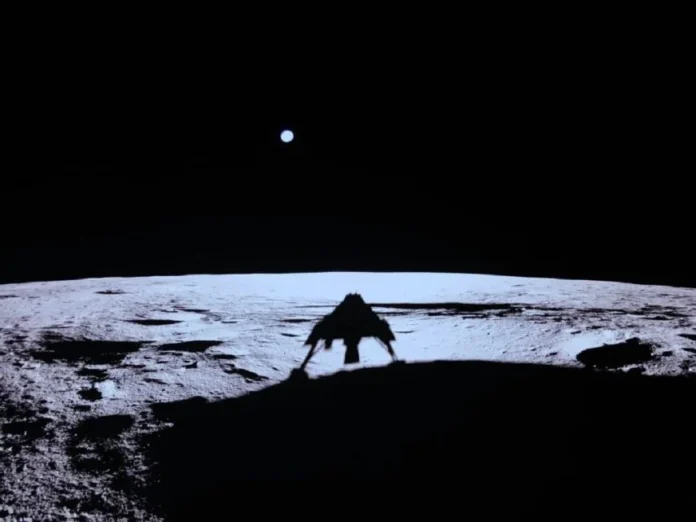 Esta fotografía tomada y publicada por Firefly Aerospace el 2 de marzo de 2025 muestra la sombra del módulo de aterrizaje Blue Ghost de Firefly en la superficie de la Luna durante su aterrizaje lunar como parte de la Misión Ghost 1. Firefly Aerospace/ https://fireflyspace.com/news/blue-ghost-mission-1-live-updates/