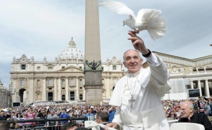 Papa Francisco de vuelta al Vaticano, tras ser dado de alta por sus médicos. AFP