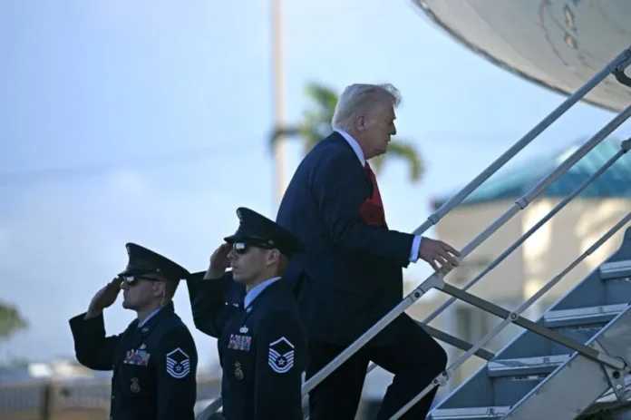 El presidente Donald Trump aborda el Air Force One en el Aeropuerto Internacional de Palm Beach en West Palm Beach, Florida, el 30 de marzo de 2025, en ruta a Washington DC, tres días antes del día de los aranceles. AFP