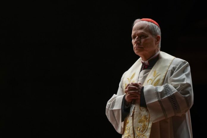 El cardenal Robert Prevost dirige el rezo del rosario en la Plaza de San Pedro el 3 de marzo. Christopher Furlong/Getty Images